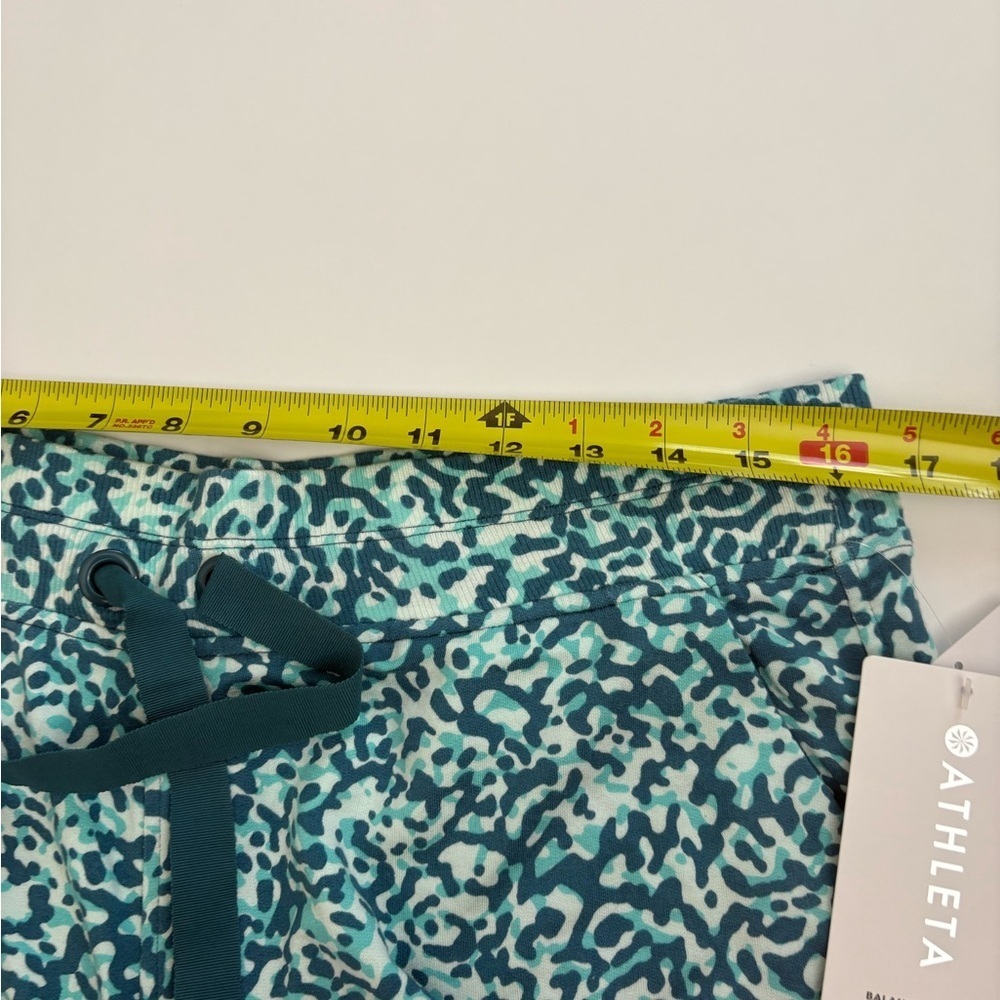 Athleta Balance 4” Shortie Shorts Size Large New with Tags Leopard Blue - Picture 6 of 11